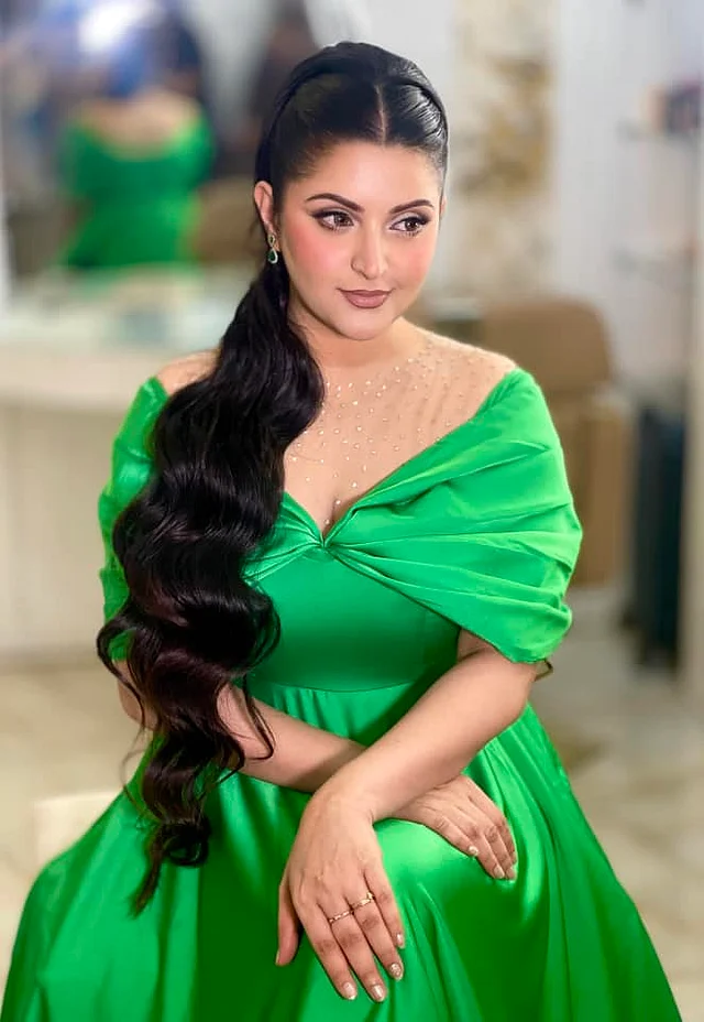 পরীর লুকের বড় আকর্ষণ তাঁর ঈর্ষনীয় এক ঢাল লম্বা চুল। এখানে তাতে সামান্য ঢেউ রেখে ছেড়ে দেওয়া হয়েছে মাঝসিঁথির সঙ্গে পেছনে অল্প পাফ করে নিয়ে। কানে ছোট দুল পরেছেন সবুজ পরী এই চোখ জুড়ানো সাজপোশাকের সঙ্গে।