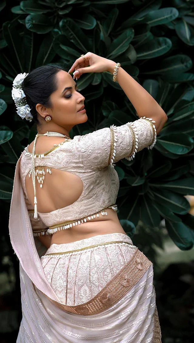 সাদা ঘাগড়া চোলি পরেছেন তিনি