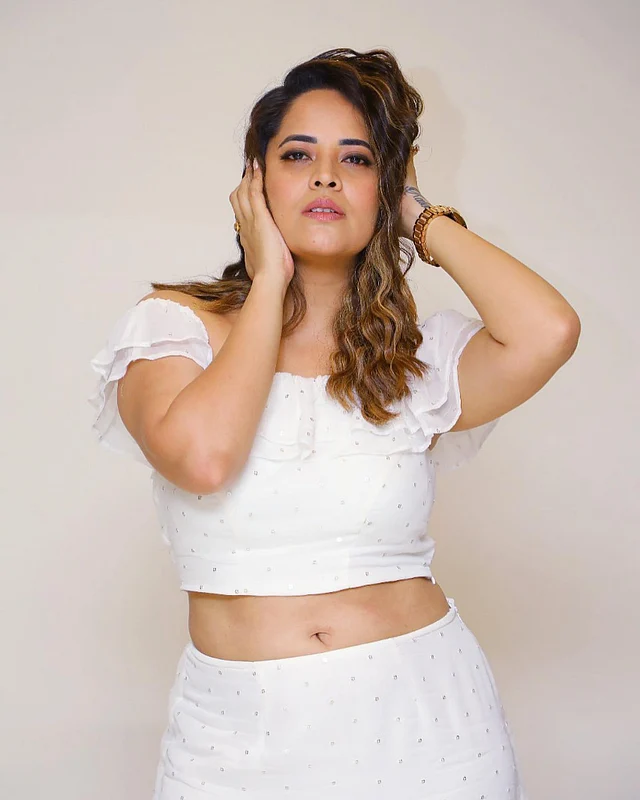 অনুসূয়া আকর্ষণ ছড়াচ্ছেন সাদা টপ ও স্কার্টে