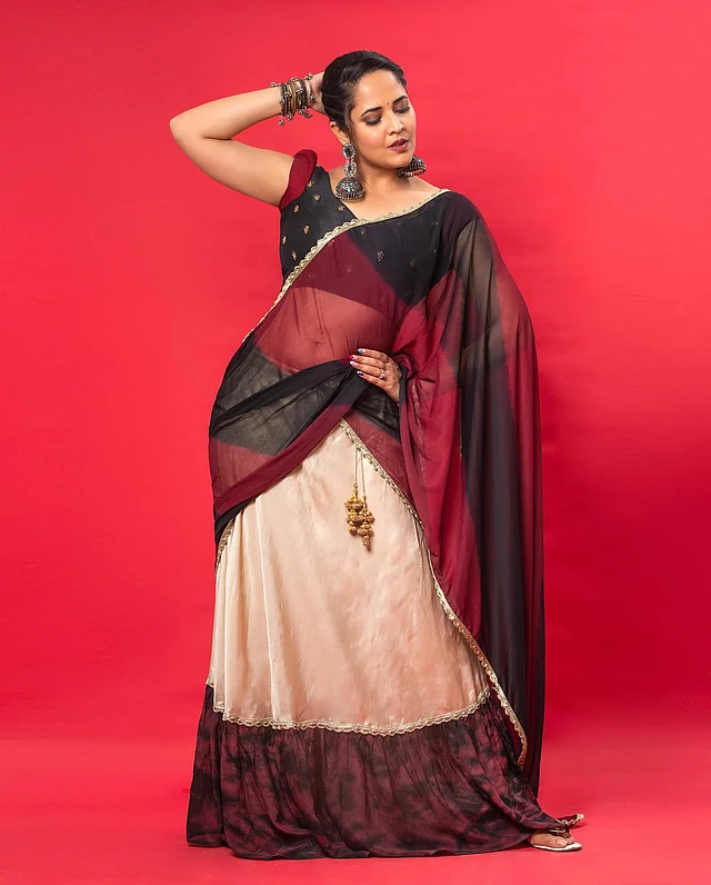 দেশি লুকে খুবই মানায় তাঁকে
