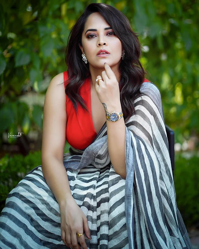 ডুরে শাড়ির সঙ্গে লাল একরঙা ব্লাউজ পরেছেন তিনি