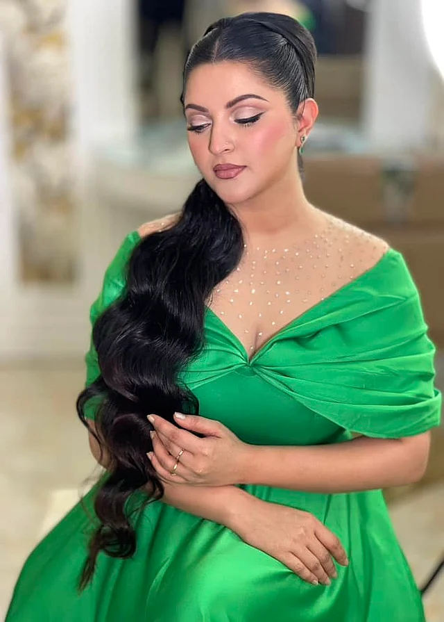 সিগনেচার বাই সামিয়ার মেকোভারটি সফট গ্ল্যাম ঘরানার। হালকা ব্লাশ অনের টাচ আছে। নজর কাড়ছে আই মেক আপে ফ্রস্ট পিংকের ব্যাবহার। রয়েছে শিমারের আমেজ।টেনে দেওয়া আইলাইনার, মাসকারা আর সেমি ম্যাট লিপকালারে সাজ সম্পূর্ণ হয়েছে পরীর