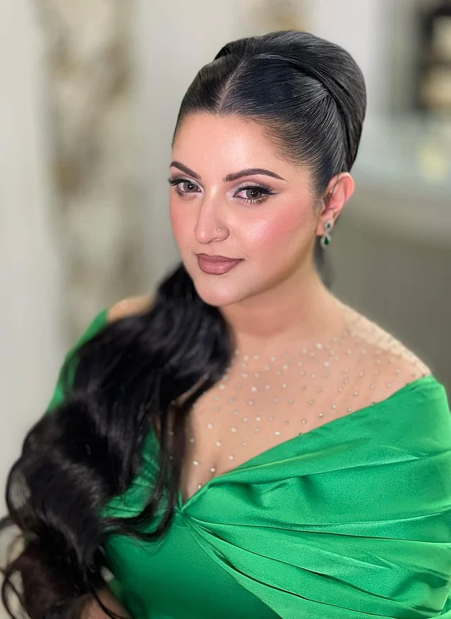ওপরের অংশে শিয়ার ফেব্রিকে স্টোনের কাজ করা হয়েছে। এতে গাউনে অফ দ্য শোল্ডার লুকে এসেছে। সবুজ পরীর থেকে চোখ ফেরানো দায়