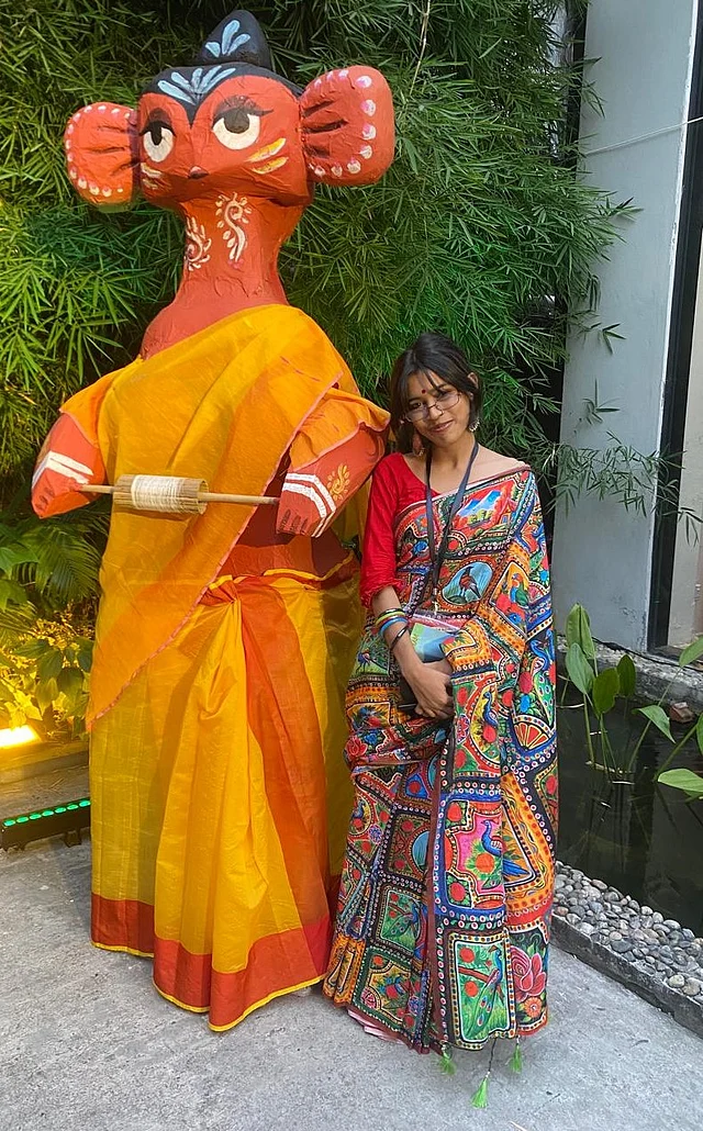 নজর কেড়েছে বিশাল টেপা পুতুল