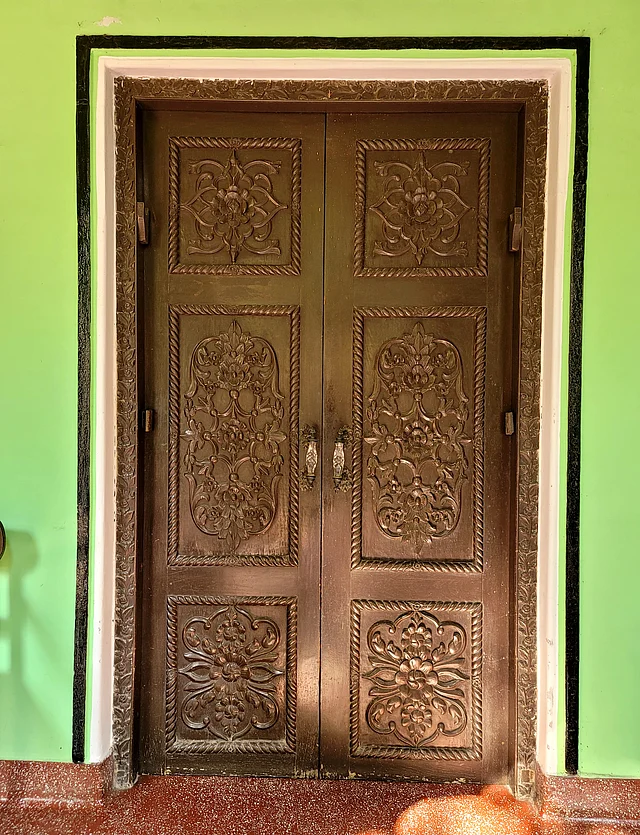কারুকাজ করা দরজা