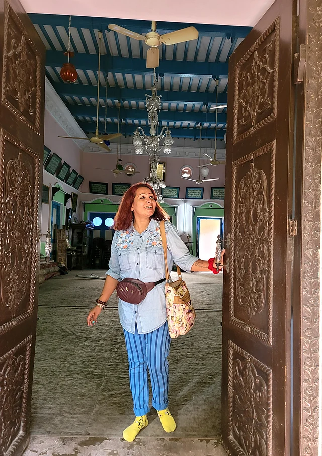 ভবনের ভেতরে লেখক
