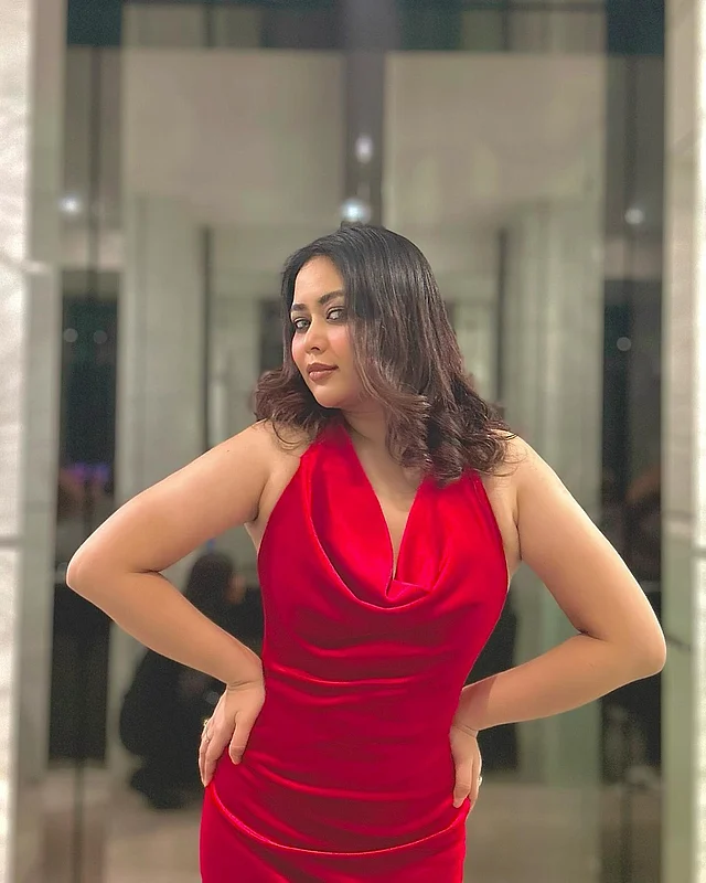 কাউল নেক এই ড্রেসটিও লাল