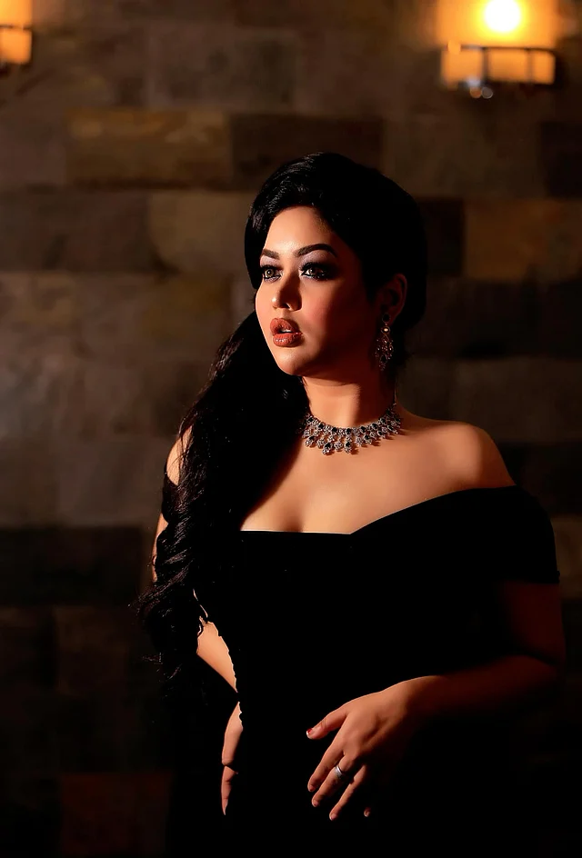 অফ দ্য শোল্ডার কালো গাউনে ভাবনা