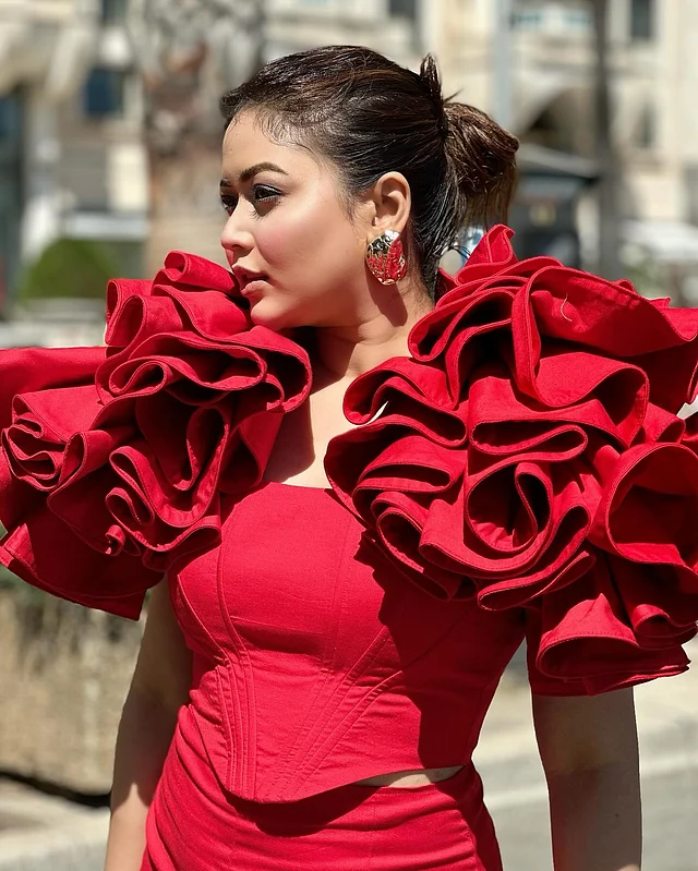 মুক্তা অফিসিয়ালের এই রাফল স্লিভসের গাউনটি ভাবনার বর্ষসেরা রেড হট লুক হতে পারে