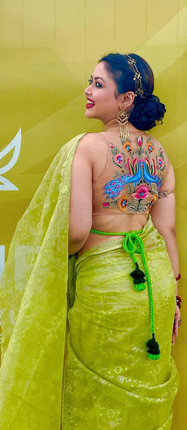 কারুতন্ত্রের জামদানির সঙ্গে লেবেল ইমাম হাসানের রিকশা পেইন্টের ব্লাউজ আর সিক্স ইয়ার্ডস স্টোরির গয়নায় মোহনীয় সাজে ভাবনা কান মাতিয়েছেন
