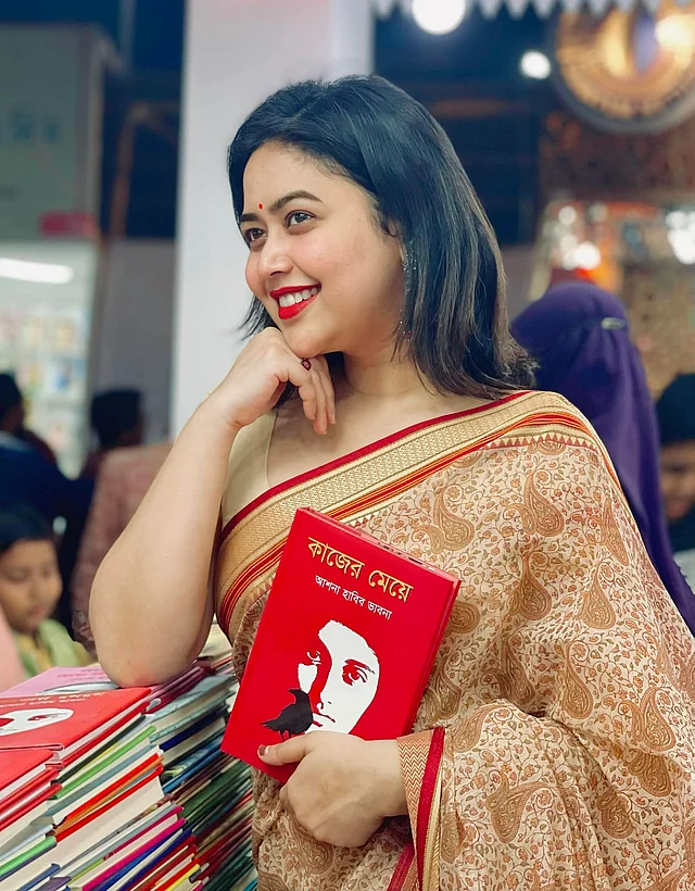নিজের বই নিয়ে এ বছর বইমেলায় এমন চোখজুড়ানো শাড়ির সাজে দেখা গিয়েছে তাঁকে