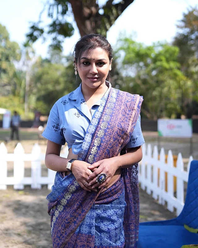 প্রায়ই নিজেকে শাড়িতে সাজান জয়া আহসান। সম্প্রতি স্টেটমেন্ট ব্লাউজের সঙ্গে জামদানি শাড়ির নজরকাড়া ড্রেপিংয়ে তিনি ফ্যাশনিস্তাদের নজর কেড়েছেন।