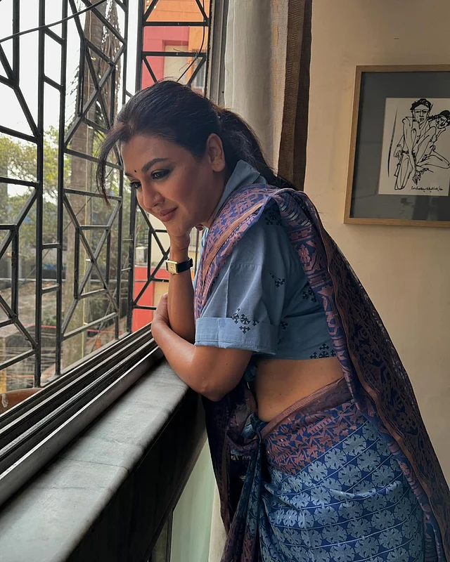 আনমনে সময় কাটাচ্ছেন অভিনেত্রী। যেন কোনো উপনাস্যের দৃশ্য।
