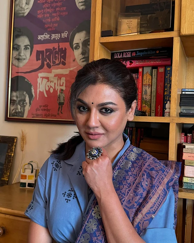 জয়ার ন্যুড মেকআপে নজর কাড়ছে কাজল দেওয়া চোখের সাজ আর ছোট্ট কালো টিপ। পনিটেল হেয়ারস্টাইল করেছেন আর কপালে পড়ে আছে অল্প কিছু চুল।