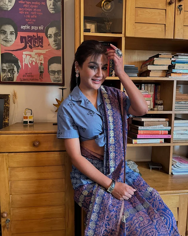 জমকালো নয় বরং এই সাদামাটা সাজেই অত্যন্ত আবেদনময় লাগছে জয়া আহসানকে।আংটি আর কালো লেদারের ঘড়িও পরেছেন সঙ্গে।