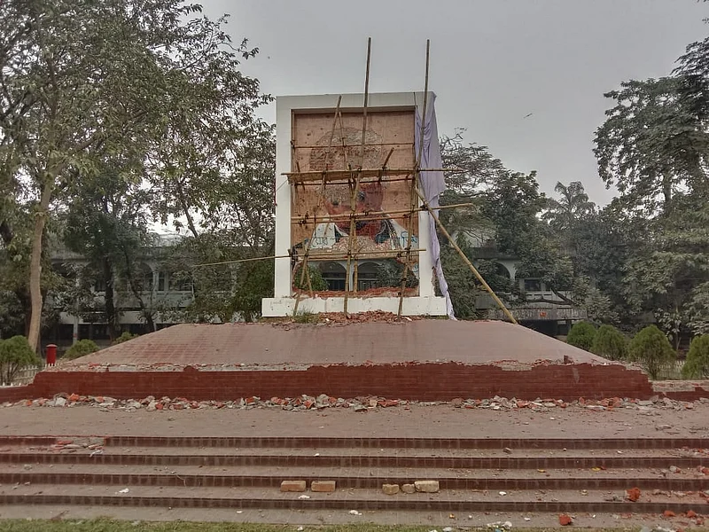 সিলেট জেলা প্রশাসকের কার্যালয়ের সামনে বঙ্গবন্ধুর ম্যুরাল রাতের আঁধারে ভেঙে ফেলা হয়েছে। এর আগে ম্যুরালটি অপসারণে ‘তৌহিদি জনতা’র ব্যানারে তিন দিনের আল্টিমেটাম দেওয়া হয়েছিল