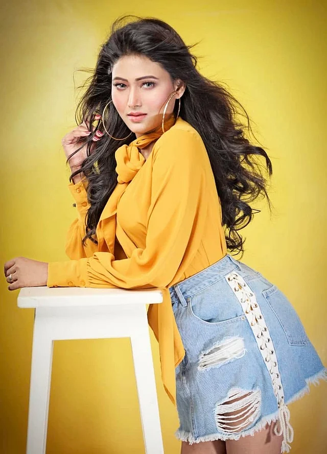 হলুদ জামার সঙ্গে অভিনেত্রীর ঢেউখেলানো ছেড়ে রাখা চুল, মেকআপ, হাতে নেওয়া ফুল আর কানে পরা ফ্লোরাল দুল বেশ মানিয়ে গেছে।