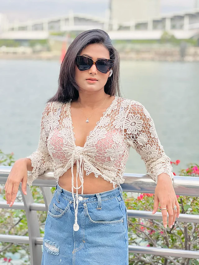 বেবি পিংক ব্রালেটের ওপরে নিটওয়্যারের অফ হোয়াইট নটেড জ্যাকেটে লেয়ারিং করেছেন অধরা। সঙ্গে ডেনিম স্কার্ট