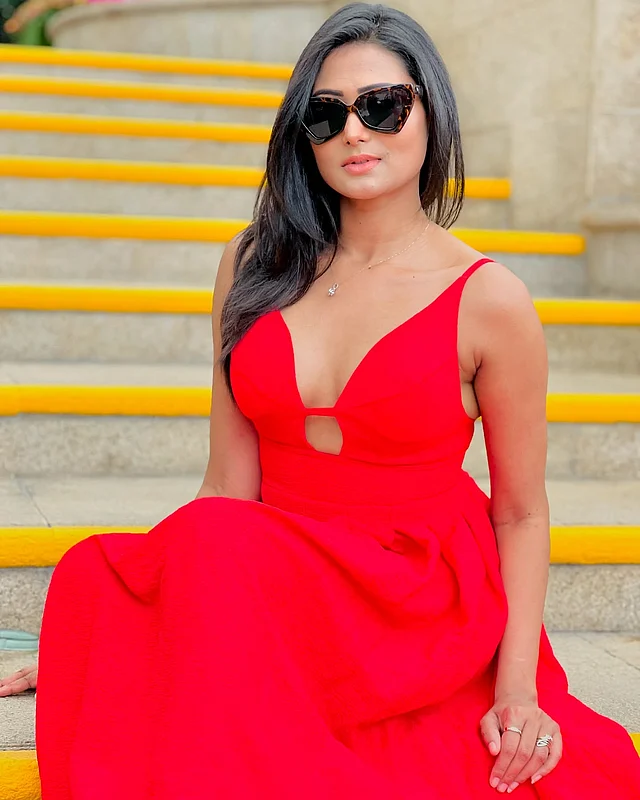 ন্যুডল স্ট্রেপের ডিপনেক লাল ড্রেসে আবেদন ছড়াচ্ছেন তিনি। সঙ্গী হয়েছে সানগ্লাস।