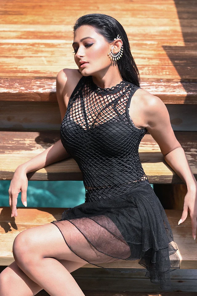 মেশ নিটেড ড্রেসে আবেদন ছড়াচ্ছেন নায়িকা। এক কানে শোভা পাচ্ছে আকর্ষণীয় স্টেটমেন্ট এয়ারকাফ