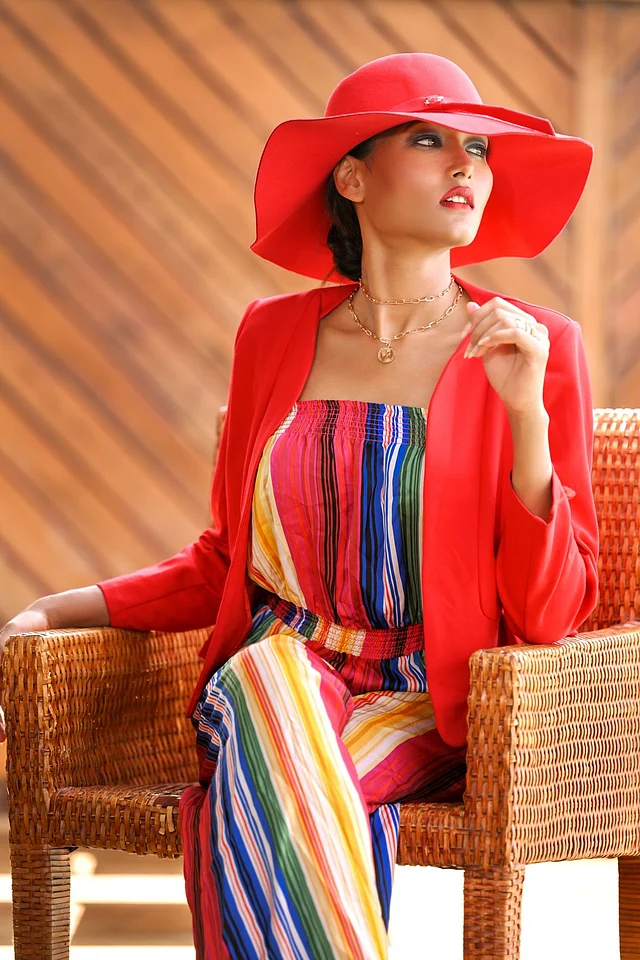 জাম্পস্যুটের ওপর একরঙা ক্যাজুয়াল ব্লেজার । মাথায় ম্যাচিং হ্যাট। রেড লিপস আর স্মোকি আই মেকআপে অধরা