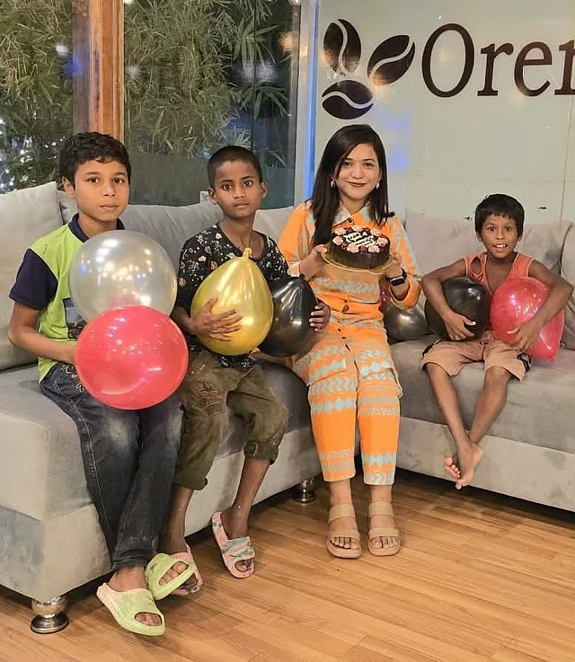 ওরেন্ডা ক্যাফের মধ্যমণি এই শিশুরা