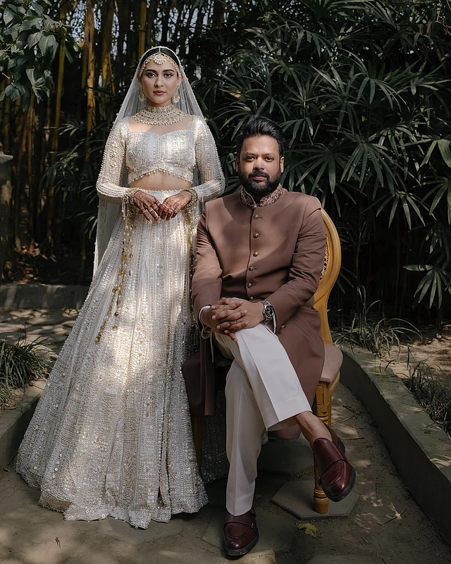 আইভরি লেহেঙ্গা বেছে নিয়েছেন অভিনেত্রী তাঁর বিশেষ দিনে। নতুন বরের পরনে কফি রঙের শেরওয়ানি