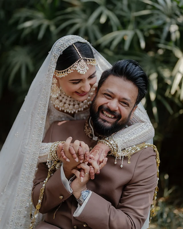 হাস্যোজ্জ্বল মুহূর্তে ফ্রেমবন্দী নতুন বর–কনে।