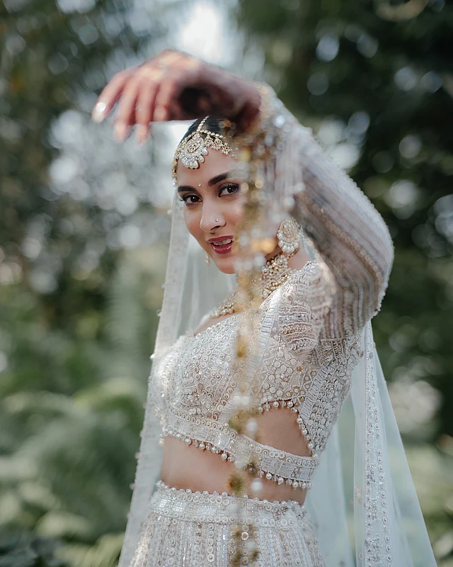 ফুলস্লিভ ব্লাউজে নজর কাড়ছে কাটআউট নকশা। আছে মুক্তা বসানো কারুকাজ। এর সঙ্গে ম্যাচিং জমকালো চোকার, টানা দুল, চুড়ি আর টায়রায় সেজেছেন অভিনেত্রী। আর বিয়ের মেকআপে তিনি ভরসা রেখেছেন জাহিদ খান ব্রাইডাল মেকওভারে।