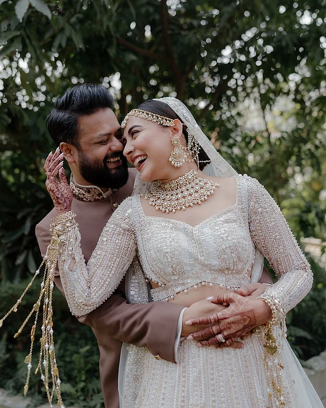 দুজনের সাজপোশাকেই প্রকাশ পেয়েছে চোখজুড়ানো আভিজাত্যপূর্ণ আমেজ।