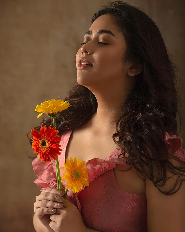 এখানে জারবারা হাতে রঙিন ভাবনা।