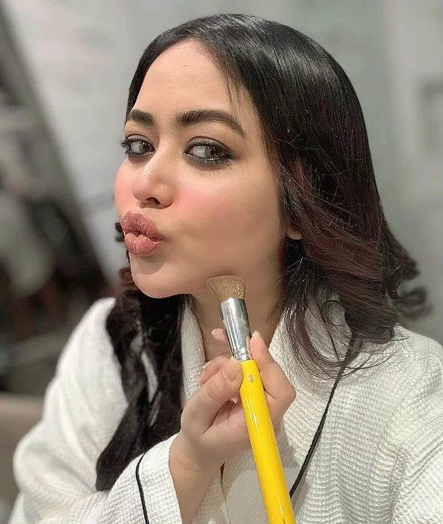 সাজতে গিয়ে কিউট পাউট লুকে ধরা দিয়েছেন ভাবনা ক্যামেরায়