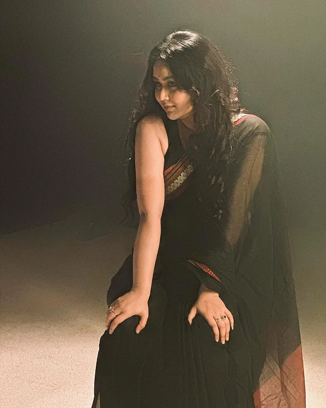 চেনা ভাবনাকে অন্যরকম পোজে অচেনা লাগছে কালো শাড়ির সাজে