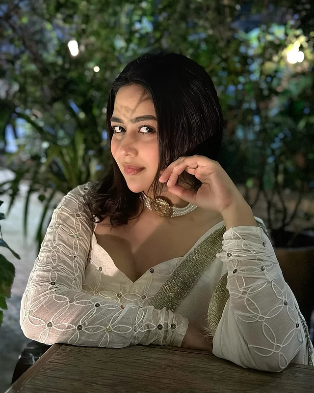 একপ্রেশনে আকর্ষণ। ডিপনেক ডিজানের সাদা এথনিক পোশাকেও