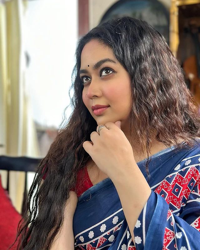 এক ঢাল এলোমেলো কোঁকড়া চুলে এভাবে দেখা যায় নি এই অভিনেত্রীকে আগে। চোখের দৃষ্টিতেই চোখ আটকে যায়।