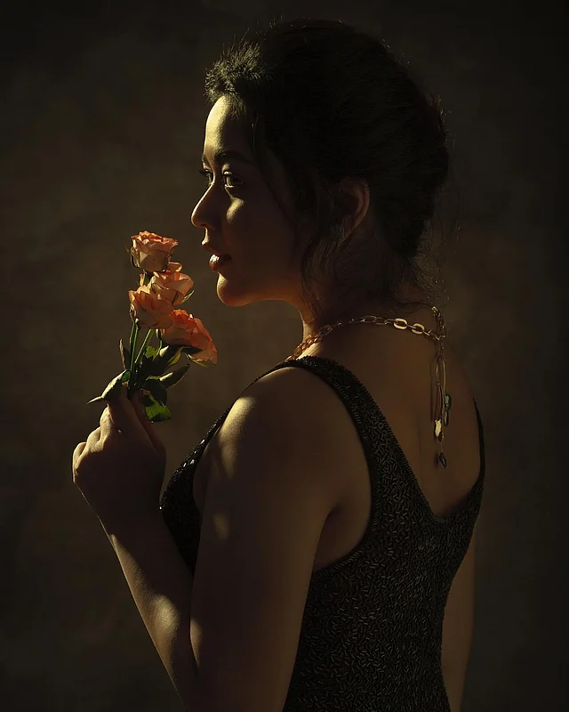 ফুলের সুবাসে আনমনা ভাবনাকে কালো স্লিভলেস ড্রেস আর সোনালি নেকপিসের লুকে ক্যামেরাবন্দী করা হয়েছে লাইট-শেডের খেলায়