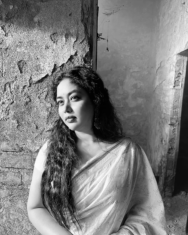 লম্বা কোঁকড়া চুলের সঙ্গে সাদামাটা সুতির শাড়ি আর উদাসী অভিব্যক্তিতে সাদাকালো ছবিতে অন্যরকম লাগছে এই অভিনেত্রীকে