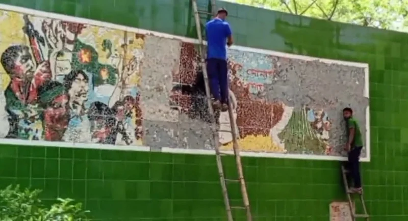 ভেঙে ফেলা হচ্ছে লালমনিরহাট শহরের বিডিআর রোডে লালমনিরহাট শিশুপার্ক–সংলগ্ন মুক্তিযুদ্ধ স্মৃতিস্মারক মঞ্চের ম্যুরাল