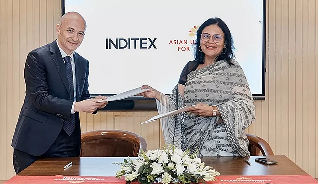 ইনডিটেক্সের প্রধান নির্বাহী অস্কার গার্সিয়া মেসেইরাস ও এশিয়ান ইউনিভার্সিটি ফর উইমেনের উপাচার্য চুক্তি হস্তান্তর করছেন।