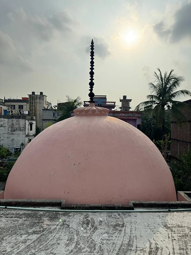 গম্বুজের উপরের কলস মোটিফ