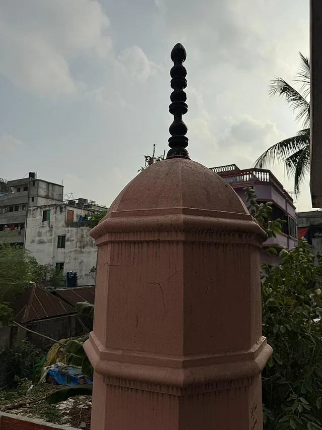 মিনারের শীর্ষে কলস মোটিফ