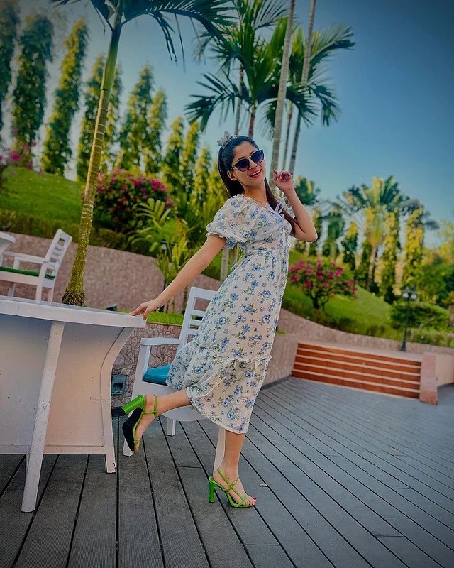 স্টাইলিশ অভিনেত্রী পূজা তাঁর সামার লুকে পোজ দিয়েছেন সাদা–নীল ফ্লোরাল মিডি ড্রেসে। গরমে আরাম পেতে উঁচু করে করেছেন পনিটেল। চোখে কালো সানগ্লাস আর পায়ে পরেছেন সবুজ হিল।