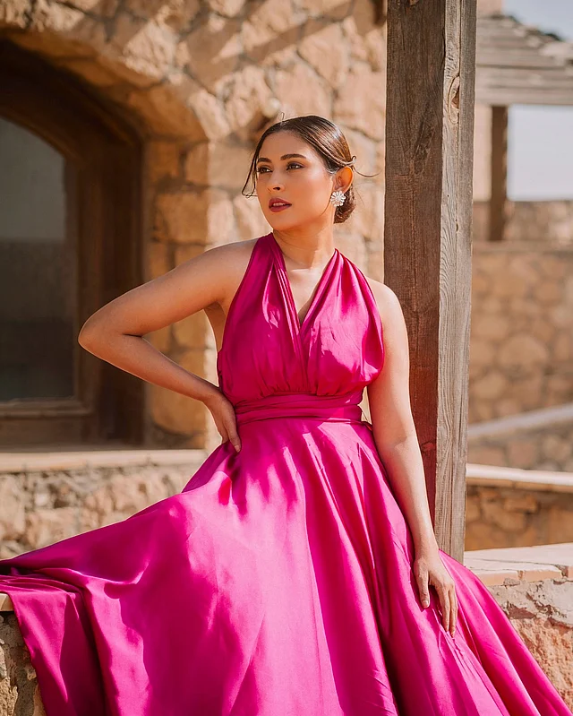 ম্যাজেন্টা রঙের হল্টারনেক গাউনে পোজ দিয়েছেন জনপ্রিয় অভিনেত্রী মেহজাবীন।