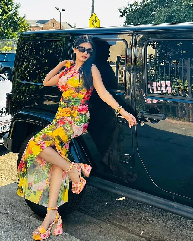 সাইড স্লিট ফ্লোরাল বডিকন ড্রেসে অভিনেত্রী ফ্রেমবন্দী হয়েছেন। চোখে কালো সানগ্লাস আর পায়ে পরেছেন ফ্লোরাল হিল।