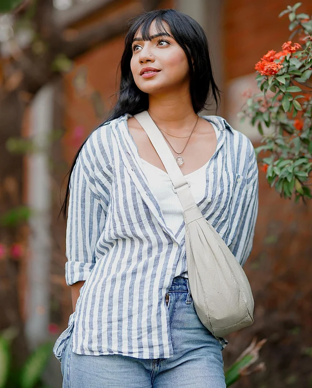 নতুন প্রজন্মের ফ্যাশনিস্তা অভিনেত্রী সুনেরাহ বিনতে কামাল তাঁর এই সামার লুকে লেয়ার স্টাইল করেছেন। সাদা টপের ওপর জড়িয়ে নিয়েছেন নীল–সাদা স্ট্রাইপের ঢিলেঢালা শার্ট; সঙ্গে পরেছেন জিনস প্যান্ট। অনুষঙ্গ হিসেবে ক্রসবডি ব্যাগটাও বেশ মানিয়ে গেছে এই লুকের সঙ্গে।