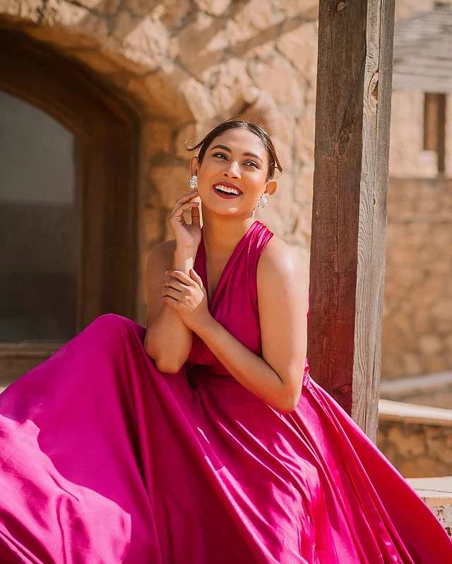 এই আউটফিটের সঙ্গে খুব সুন্দর এক জোড়া হীরার স্টেটমেন্ট দুল পরেছেন অভিনেত্রী। মানানসই মেকআপের সঙ্গে করেছেন নিট বান হেয়ারস্টাইল। পারফেক্ট সামার পার্টির জন্য এই লুক অনুপ্রেরণা হতে পারে।