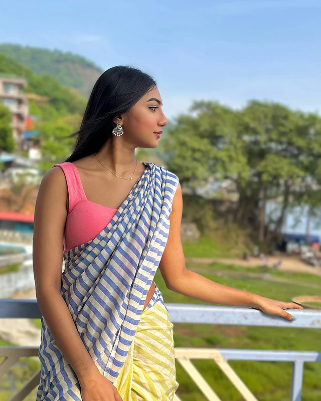 এ সময়ে আরাম পেতে সুতি শাড়ির জুড়ি নেই। অভিনেত্রী এখানে গোলাপি স্লিভলেস ব্লাউজের সঙ্গে পরেছেন নীল–সবুজ স্ট্রাইপের শাড়ি।