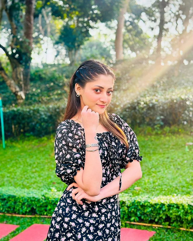 আরেকটি সামার লুকেও অভিনেত্রী মিডি ড্রেস বেছে নিয়েছনে। ড্রেসের কালো জমিনে ছোট ছোট গোলাপি ফুলের ছাপ যেন তাঁর লুককে আরও প্রাণবন্ত করেছে।