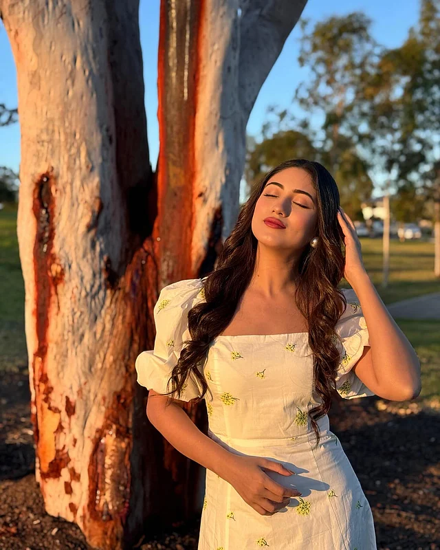 বিখ্যাত স্প্যানিশ ব্র্যান্ড জারার ‘সামার মিডি ড্রেস’ পরে রৌদ্র্য–বিলাস করছেন সাফা।