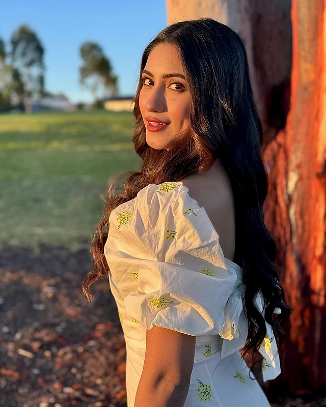 স্কয়ার কাট নেকলাইন, পাফ স্লিভ এই সাদা ড্রেসে শোভা বাড়িয়েছে সবুজ ফুলের এমব্রয়ডারি। পেছনে আছে বো। সুন্দর এই আরামদায়ক পোশাকের সঙ্গে অভিনেত্রী সফট কার্ল হেয়ারস্টাইল করেছেন।